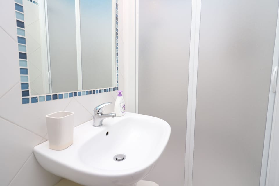 Triple Room | Bathroom sink