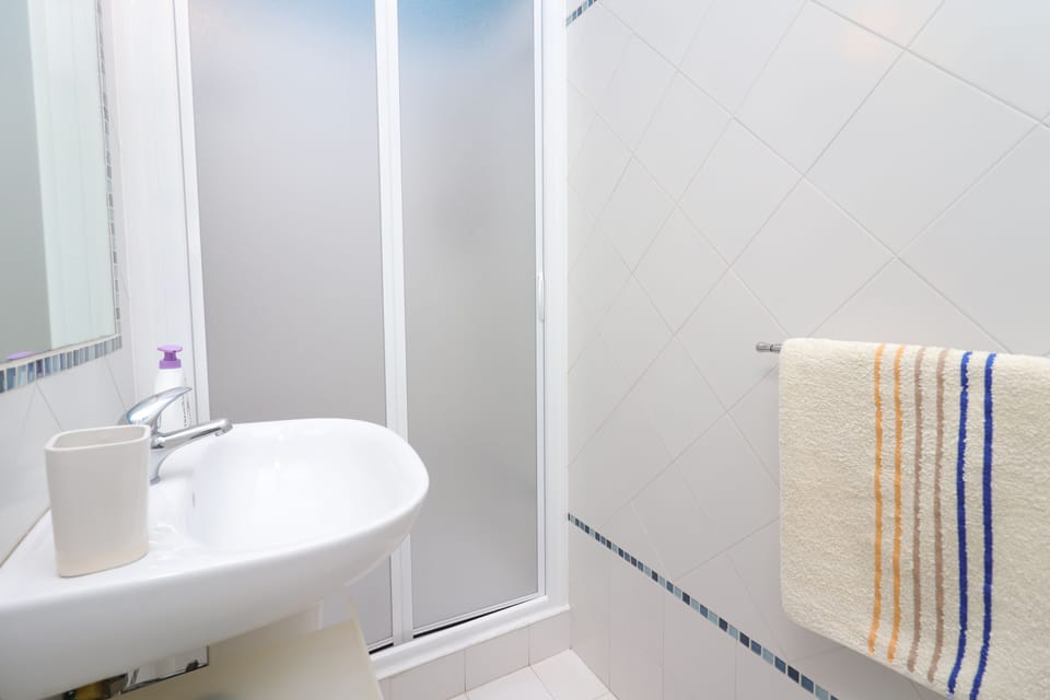 Triple Room | Bathroom | Shower, bidet, towels, soap