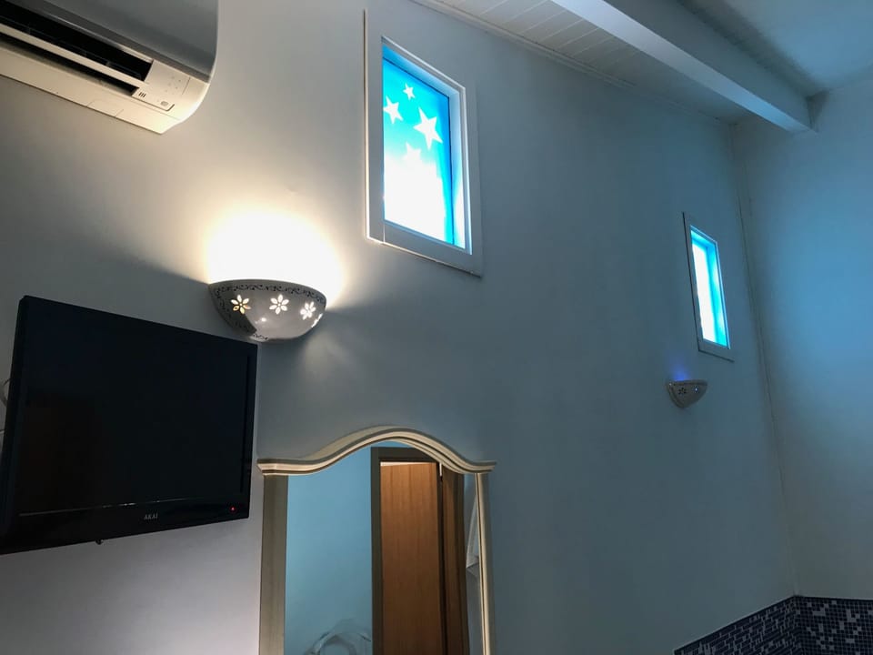 Suite | Minibar, in-room safe, soundproofing, WiFi (free)