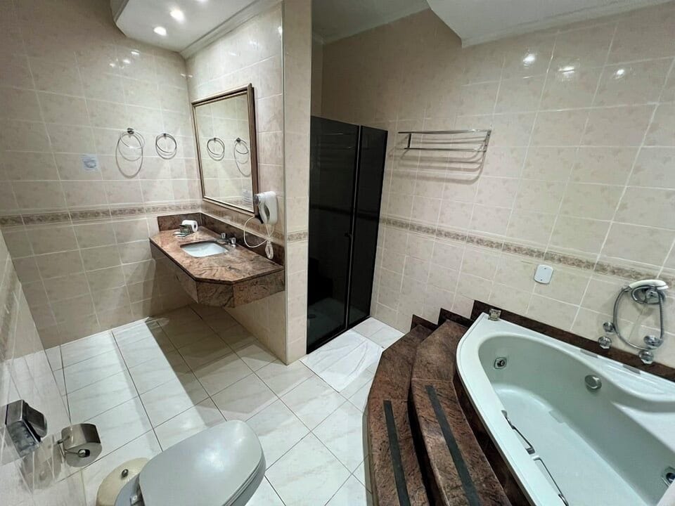 Superior Suite | Bathroom | Free toiletries, hair dryer, towels