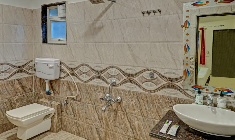 Deluxe Mountain View Room with Balcony | Bathroom | Free toiletries, towels, soap, shampoo