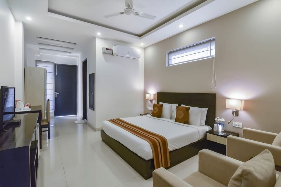 Deluxe Room | Premium bedding, minibar, desk, laptop workspace