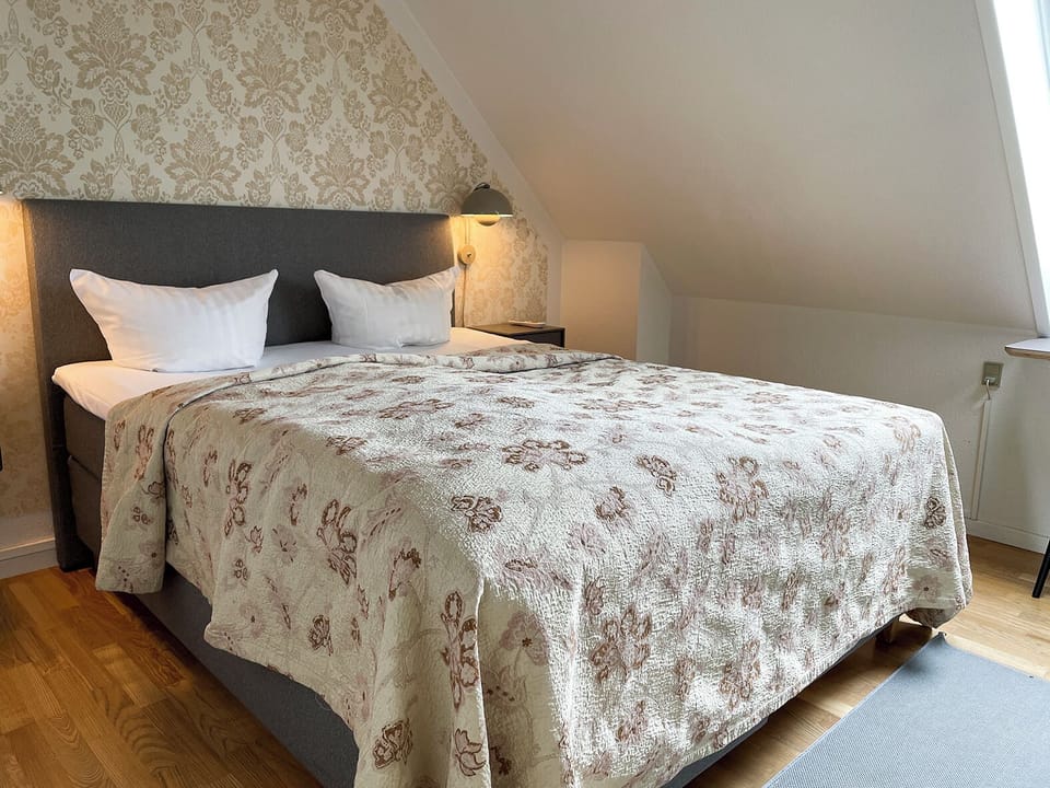 Double Room | Blackout drapes, cribs/infant beds, free WiFi, bed sheets