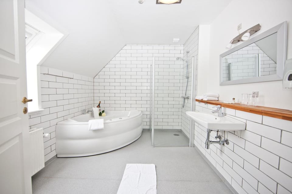Shower, rainfall showerhead, towels