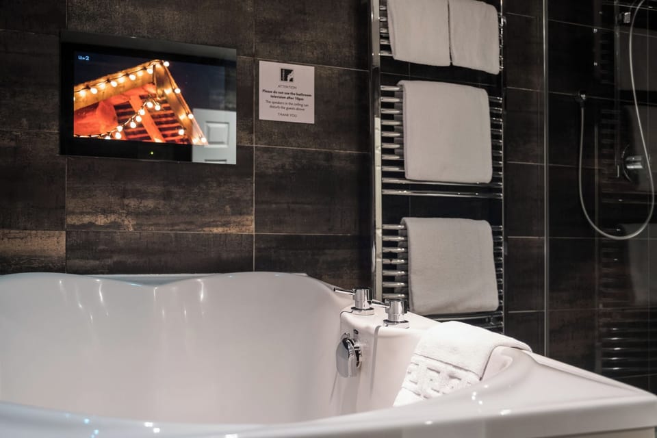 Retreat Suite with Stunning Spa Bathroom | Bathroom | Free toiletries, hair dryer, towels, soap