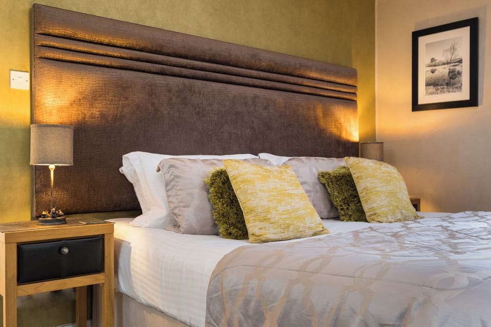 Luxury Double Room | Desk, iron/ironing board, free WiFi, bed sheets