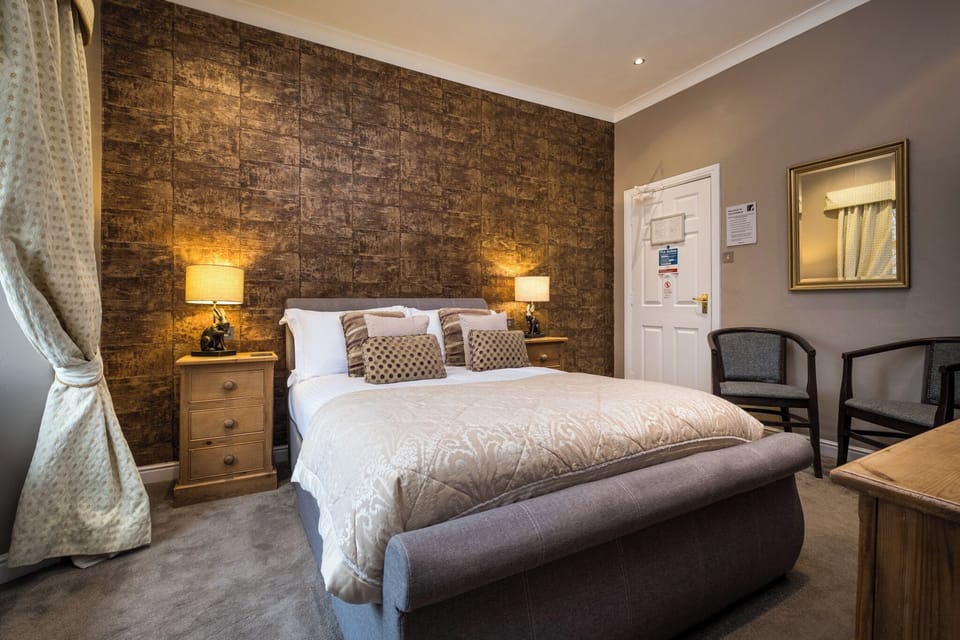 Luxury Double Room | Desk, iron/ironing board, free WiFi, bed sheets