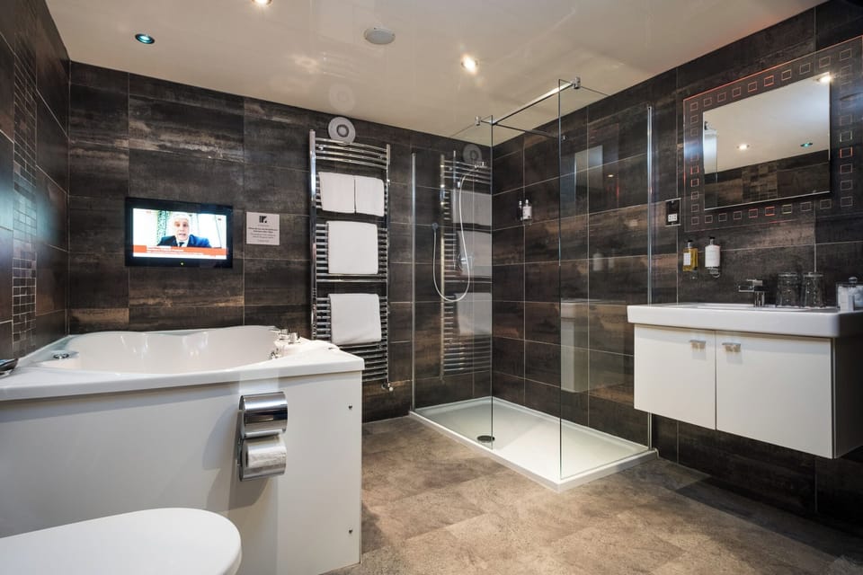 Retreat Suite with Stunning Spa Bathroom | Bathroom | Free toiletries, hair dryer, towels, soap