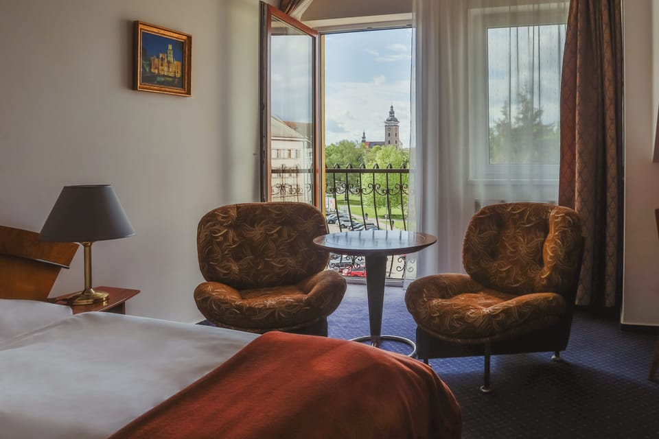 Double Room | Hypo-allergenic bedding available, in-room safe, desk, laptop workspace