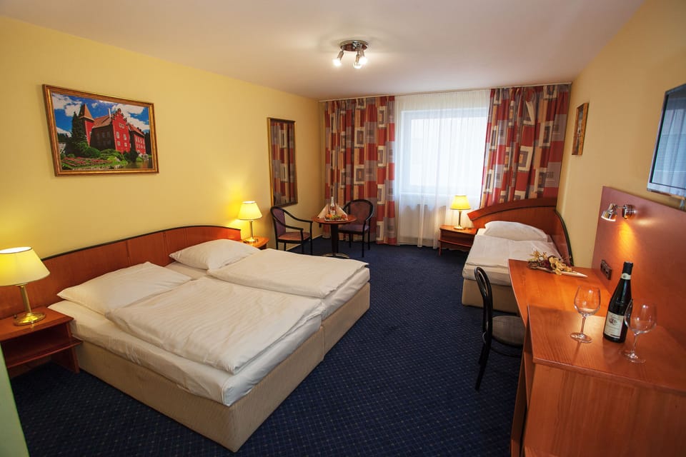 Triple Room | Hypo-allergenic bedding available, in-room safe, desk, laptop workspace