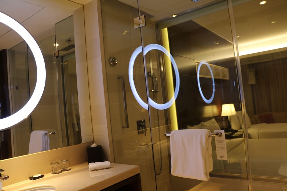 Executive Room, 1 Double Bed | Bathroom | Separate tub and shower, rainfall showerhead, free toiletries