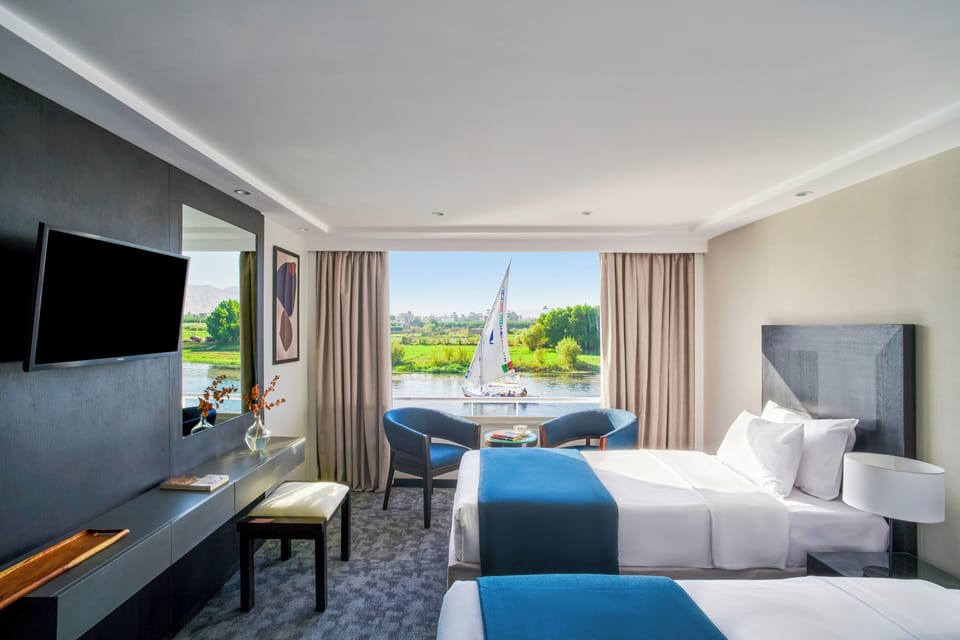 Premium bedding, minibar, in-room safe, cribs (free)