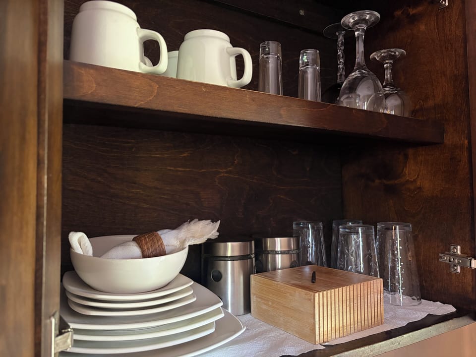 Suite 2 Queen Beds, Terrace y/o Balcony, Kitchenette, Upperfloor. | Private kitchenette | Coffee/tea maker, electric kettle