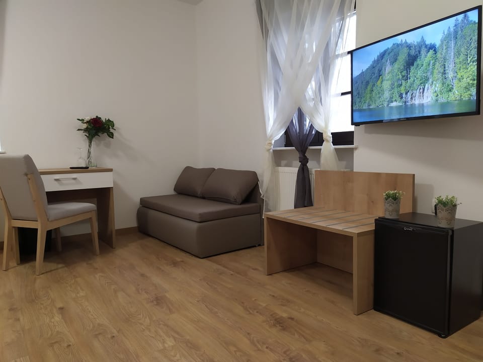 Deluxe Twin Room | Minibar, in-room safe, desk, laptop workspace