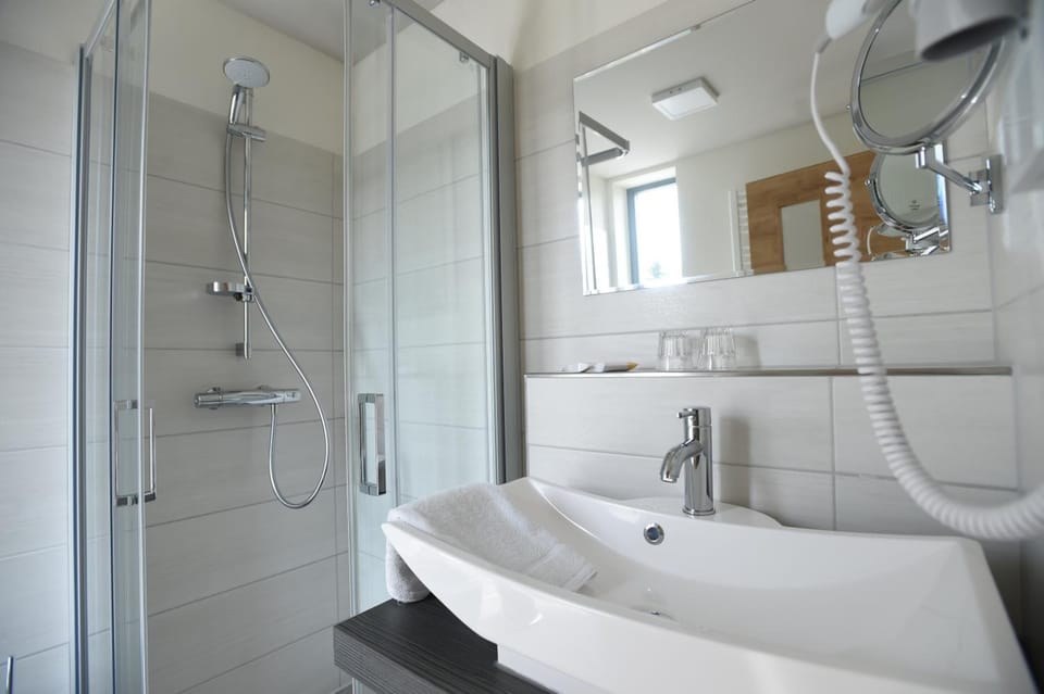 Shower, towels