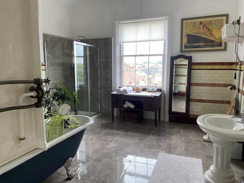 Exclusive Double Room | Bathroom | Towels