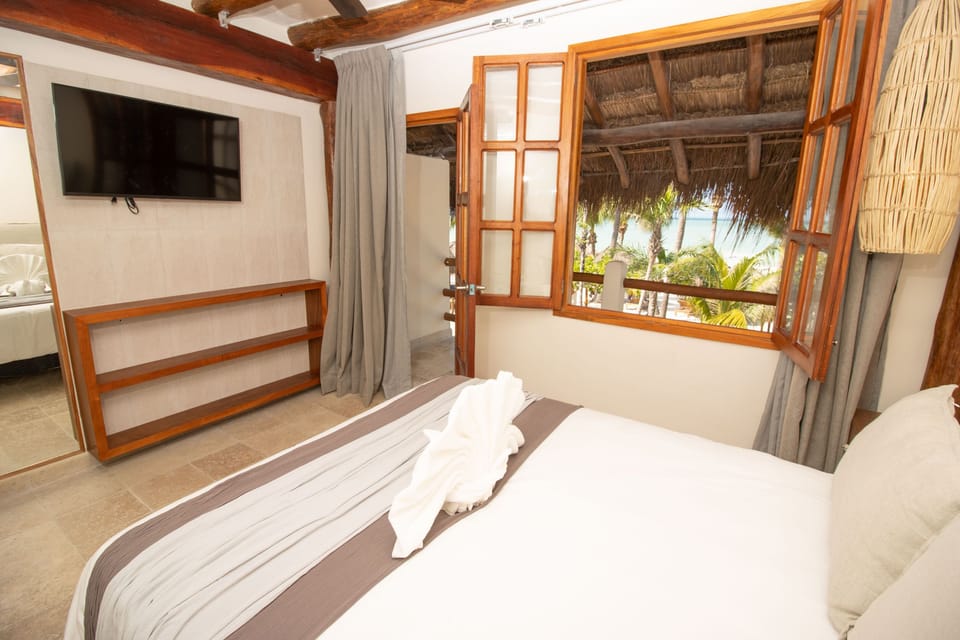 Deluxe Double Room, Sea View | Egyptian cotton sheets, premium bedding, minibar, in-room safe