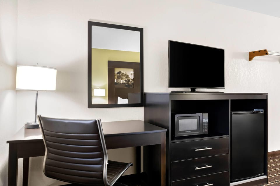 Room, 1 Queen Bed, Non Smoking | Desk, free cribs/infant beds, free WiFi, bed sheets