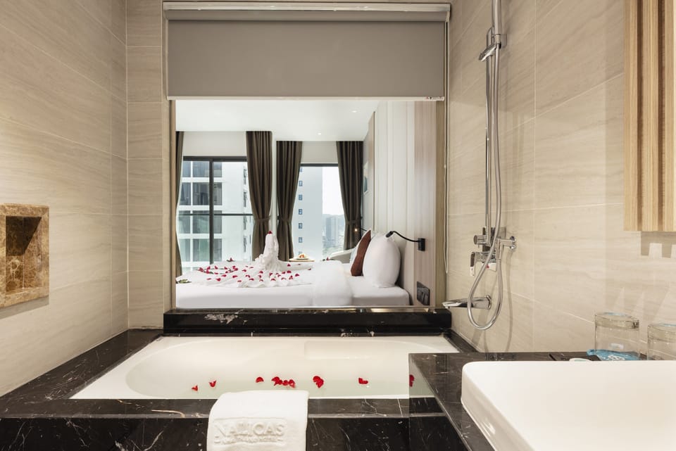 Nalicas Suite | Minibar, in-room safe, desk, blackout drapes