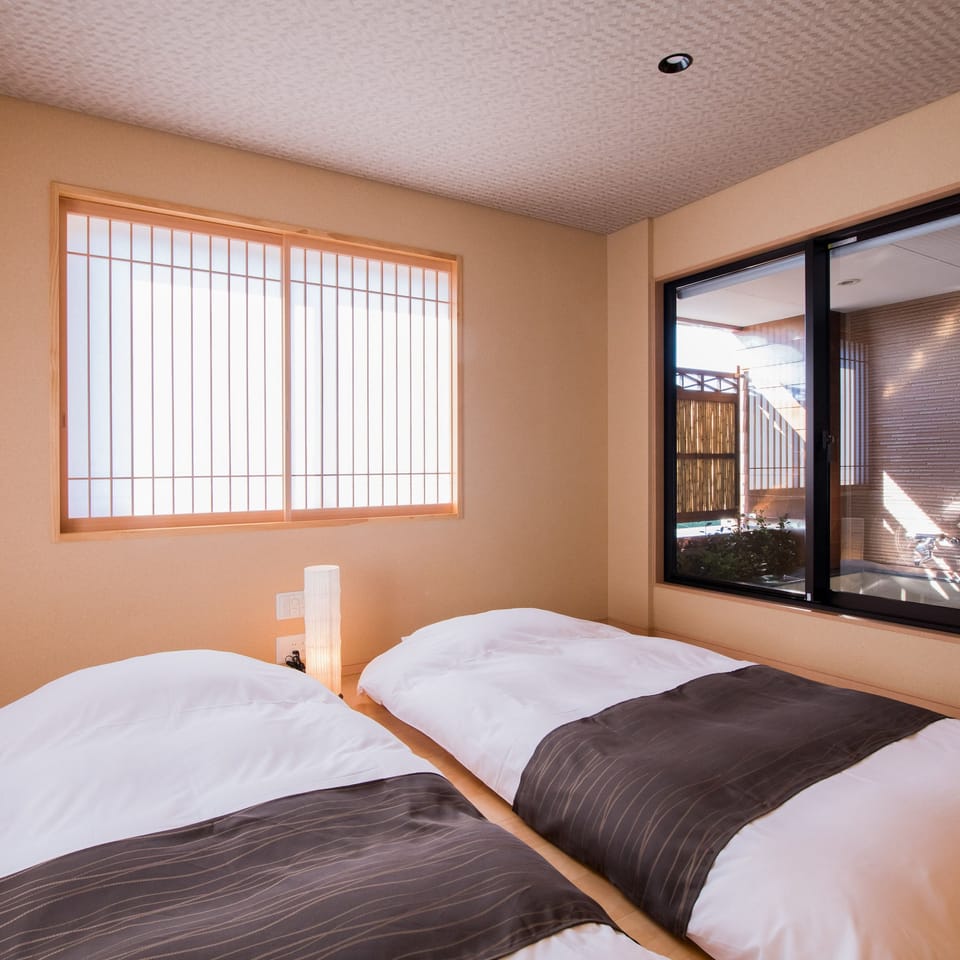 Down comforters, in-room safe, soundproofing