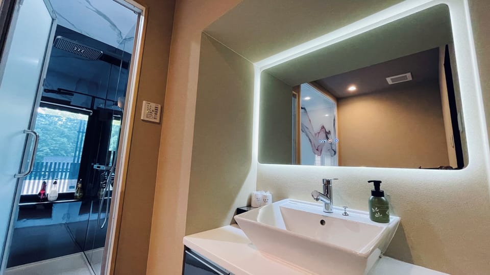 Superior Room | Bathroom | Free toiletries, slippers, toilet paper