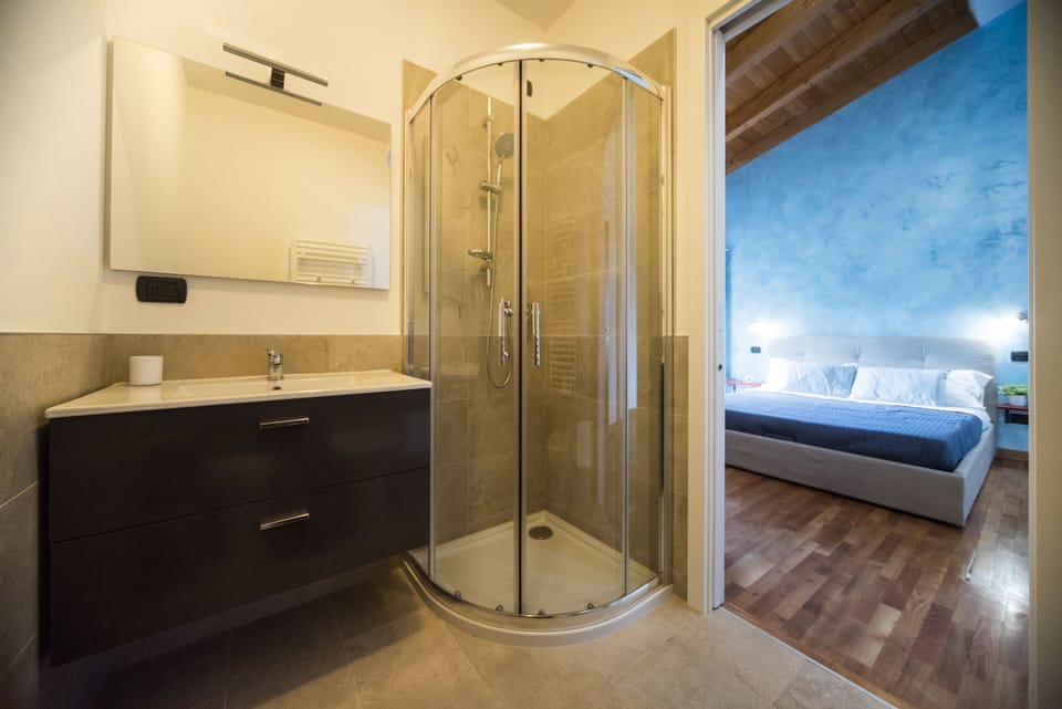 Family Room, Lake View (Edera) | Bathroom | Shower, hair dryer, bidet, towels