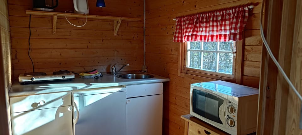 Basic Cabin - shared toilet/shower - Bed linen excluded | Private kitchen | Fridge, microwave, stovetop, cookware/dishes/utensils