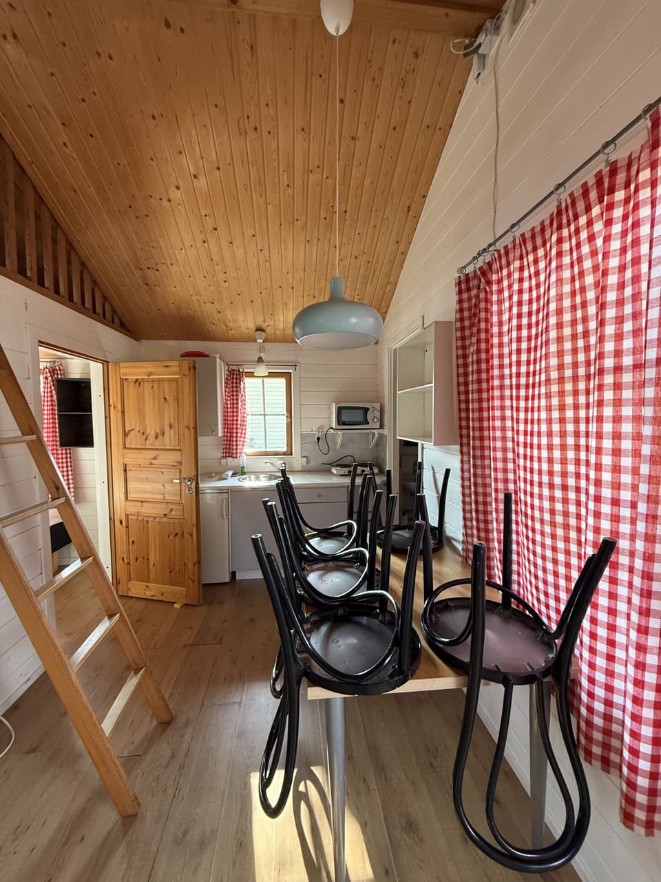 Cabin - with toilet/shower -Bed linen excluded | Laptop workspace, soundproofing, iron/ironing board, free WiFi