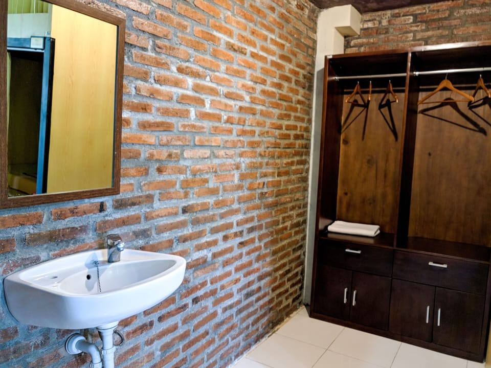 Shared Dormitory | Free WiFi, bed sheets