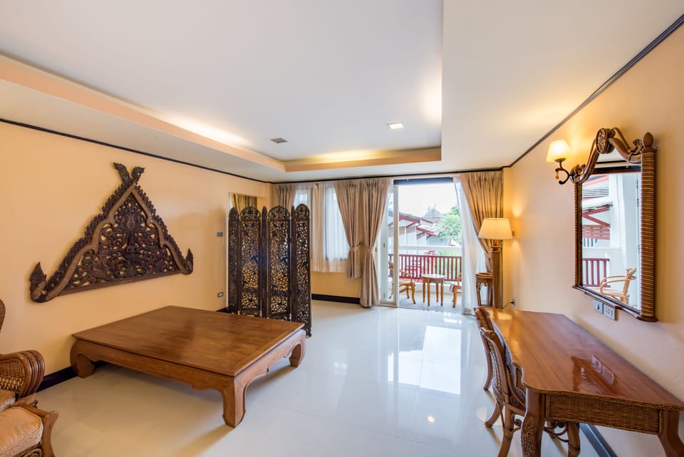 Junior Suite, Sea View | Living room | 21-inch TV with satellite channels