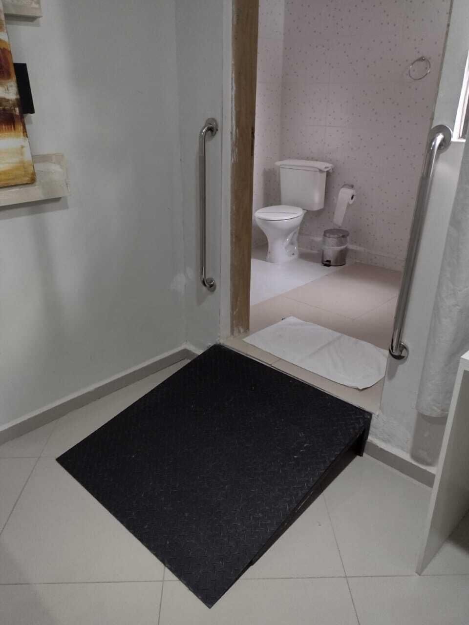 Basic Room | Bathroom | Shower, hair dryer, towels, soap