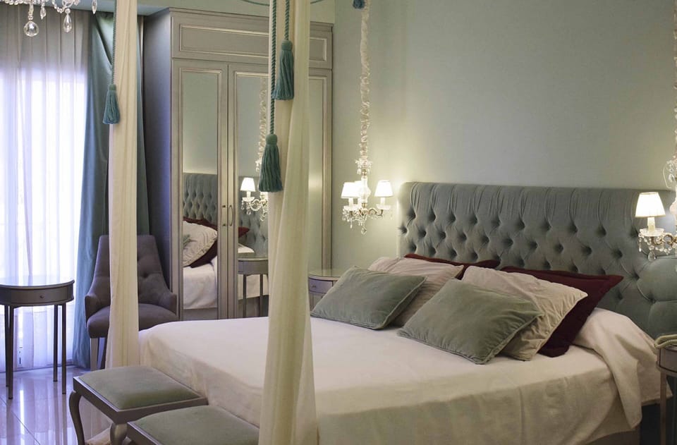 Deluxe Triple Room | Hypo-allergenic bedding, pillowtop beds, in-room safe