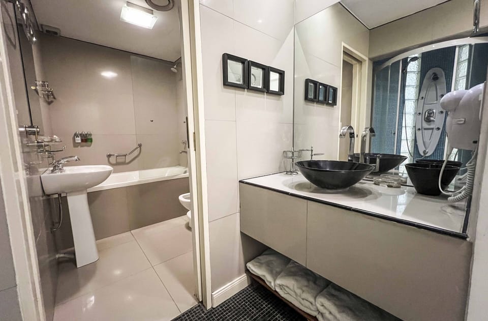 Deluxe Quadruple Room | Bathroom | Free toiletries, hair dryer, bidet, towels