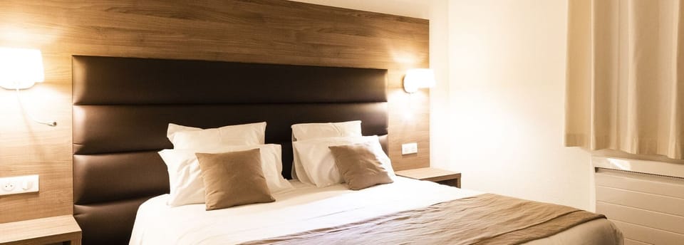 Premium bedding, minibar, desk, soundproofing