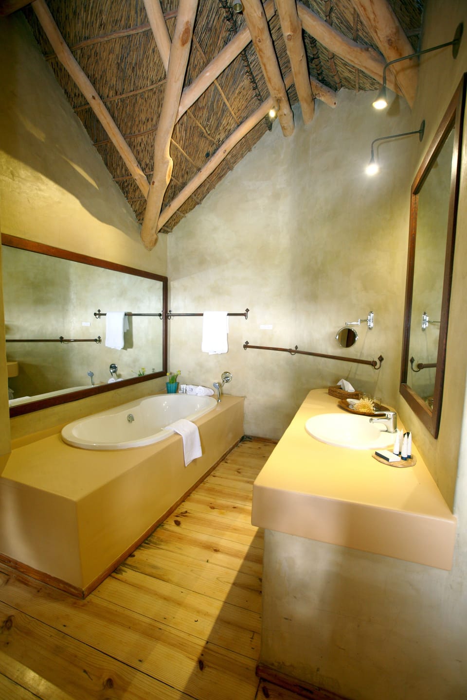 Suite (Manor House) | Bathroom | Shower, rainfall showerhead, free toiletries, hair dryer