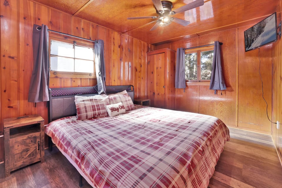 Cabin, 1 King Bed, Hot Tub, Mountain View (102) | 1 bedroom, individually decorated, individually furnished, bed sheets