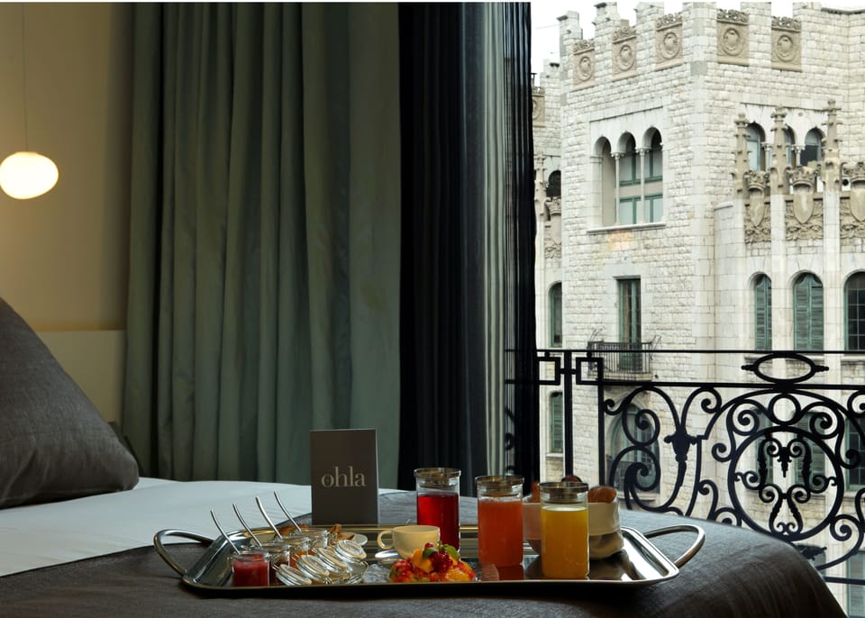 Egyptian cotton sheets, premium bedding, down comforters, minibar