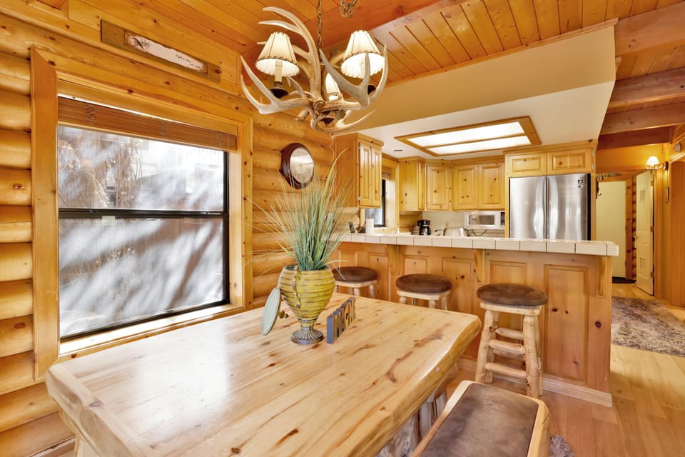 House, Hot Tub, Mountain View (177) | 3 bedrooms, individually decorated, individually furnished, bed sheets
