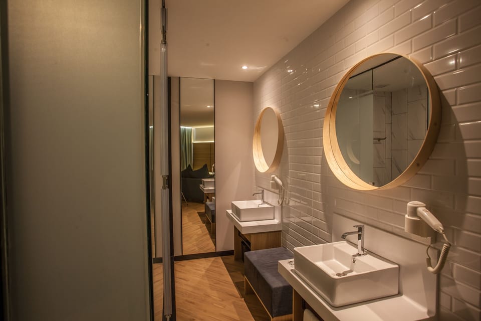 Mini Suite | Bathroom | Shower, free toiletries, hair dryer, slippers