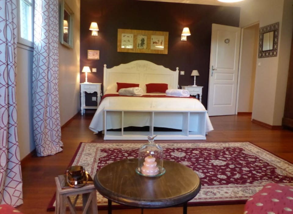 Double Room (Mireille) | Individually decorated, individually furnished, soundproofing