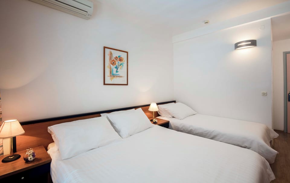 Superior double room with balcony, additional bed | Bathroom | Combined shower/tub, free toiletries, towels, toilet paper