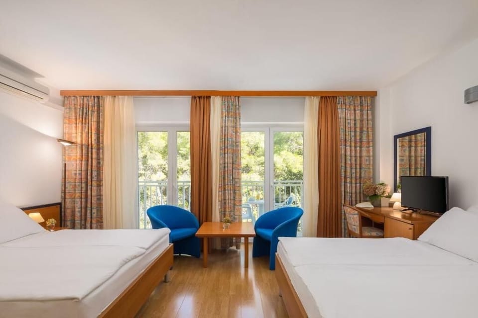 Comfort Family room | Hypo-allergenic bedding available, desk, WiFi (free), bed sheets