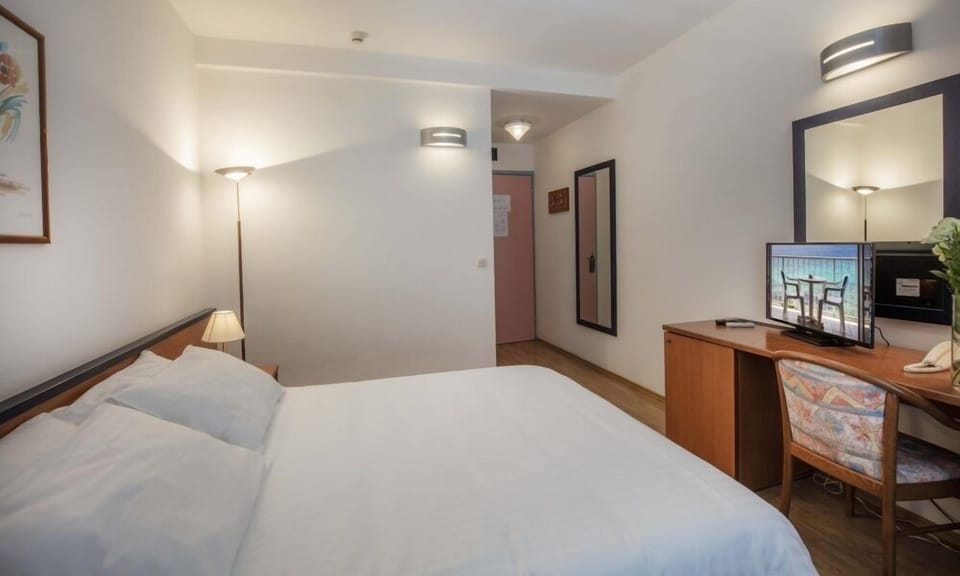 Comfort Double Room, Balcony | Hypo-allergenic bedding, desk, free WiFi, bed sheets