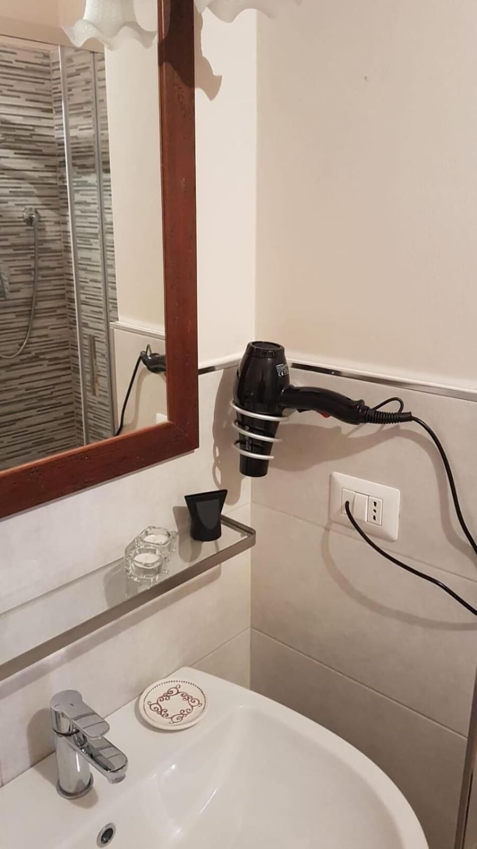 Shower, hair dryer, slippers, bidet