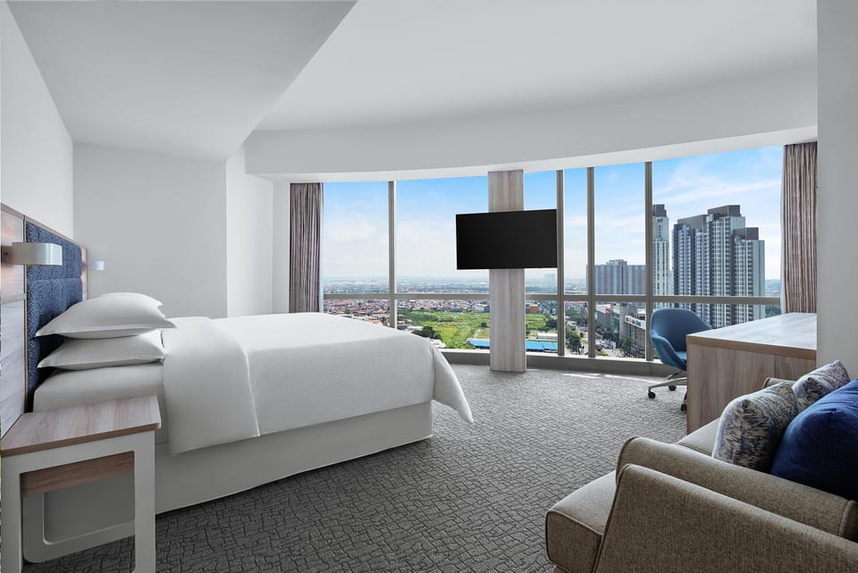 Junior Suite, 1 King Bed, Non Smoking | Frette Italian sheets, premium bedding, in-room safe, desk