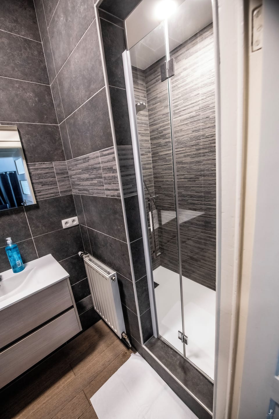 Family Room | Bathroom | Free toiletries, hair dryer, towels, toilet paper