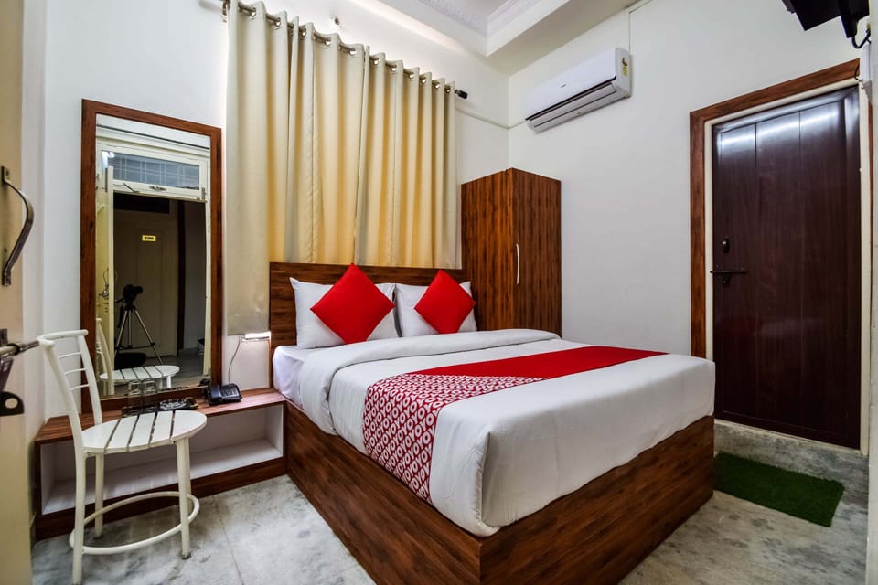 Economy Double Room | Laptop workspace, bed sheets