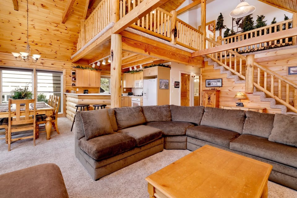House, Multiple Beds, Hot Tub, Mountain View (589) | Living area | Fireplace