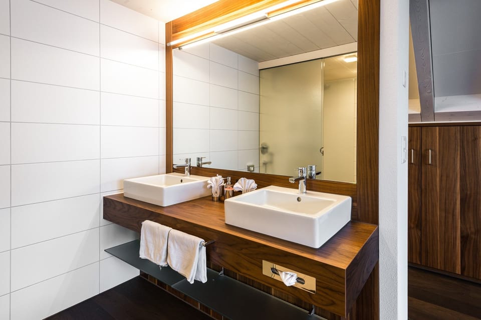 Junior Suite mit Balkon und Seeblick | Bathroom | Hair dryer, towels