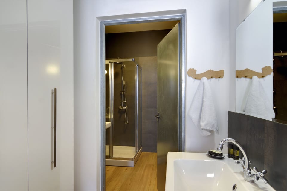 Studio, Garden View, Ground Floor (No.7) | Bathroom | Shower, free toiletries, hair dryer, towels
